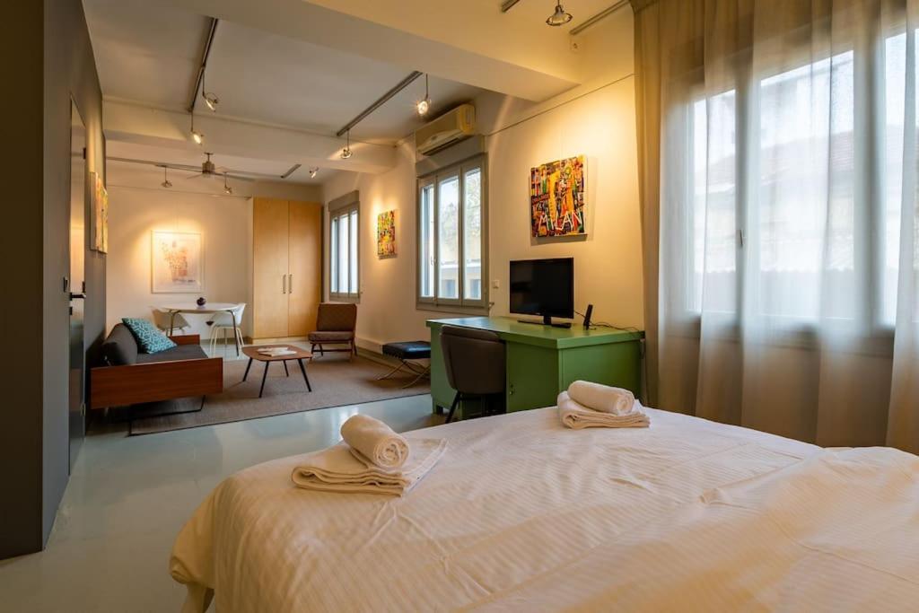 Artistic Spacious Next To Metro Monastiraki * Athens