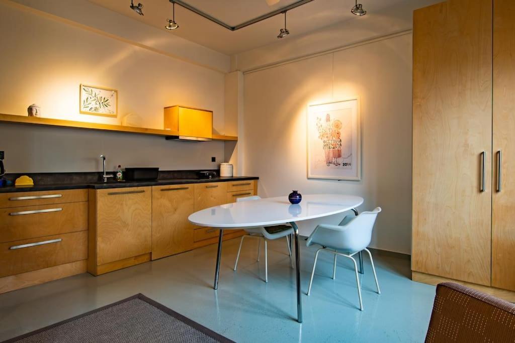 Artistic Spacious Next To Metro Monastiraki