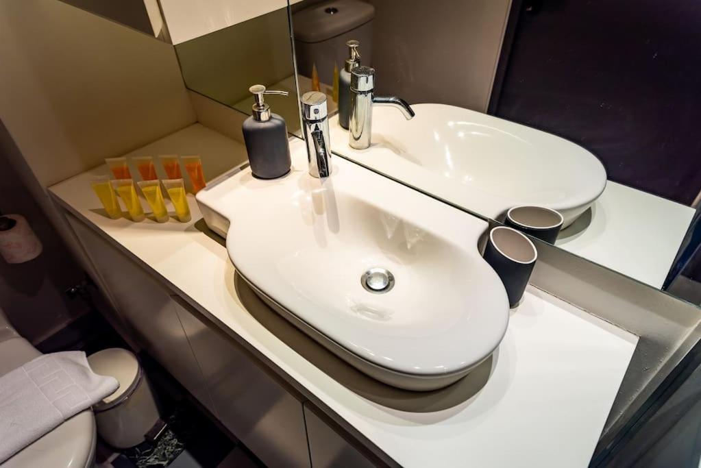 Artistic Spacious Next To Metro Monastiraki